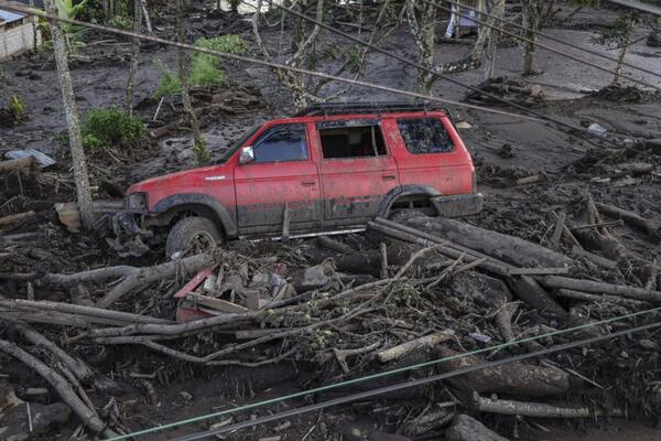 AKO VAM AUTO POTOPI VODA USLED PADAVINA, JEDNU STVAR NIKAKO NE SMETE URADITI: Vozači, može vam ugroziti ŽIVOT
