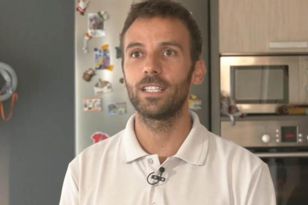 SLOBODAN ŽIVI SA INSEKTIMA U KUĆI: Na zidu drži KOŠNICU sa 6.000 pčela, objasnio je da li je to BEZBEDNO (FOTO)