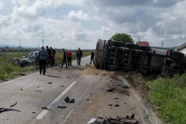 MLADIĆ STRADAO NA LICU MESTA KOD LESKOVCA: Podleteo pod kamion (FOTO)