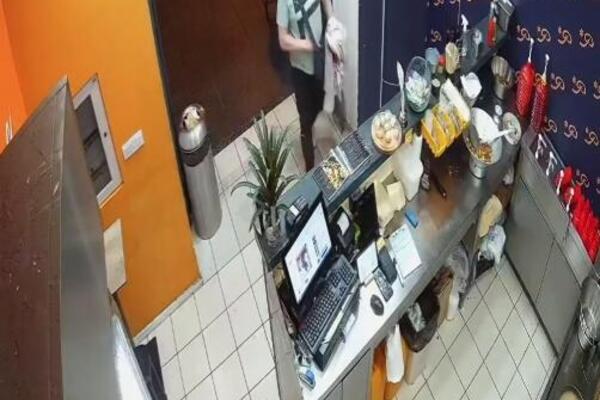 ČUVAJTE SE AKO VIDITE OVOG ČOVEKA! Lopov krade po drugi put u lokalu, KAMERE SVE USNIMILE, ovako on "RADI" (VIDEO)