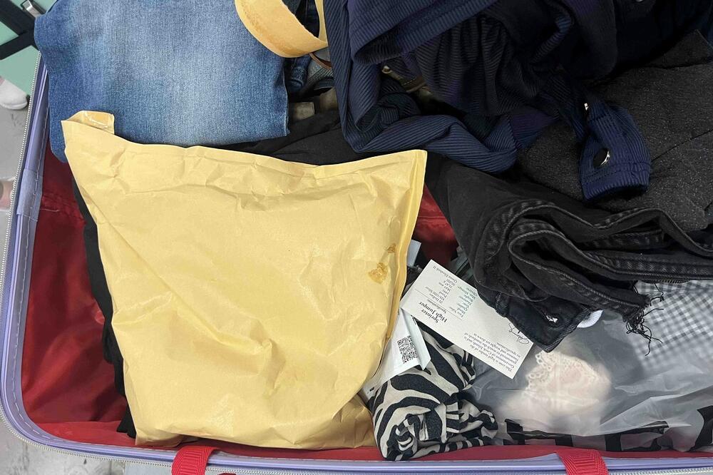 CARINICI UGLEDALI MISTERIOZNU KOVERTU NA HORGOŠU: Kad su videli šta je unutra, odmah su reagovali (FOTO)