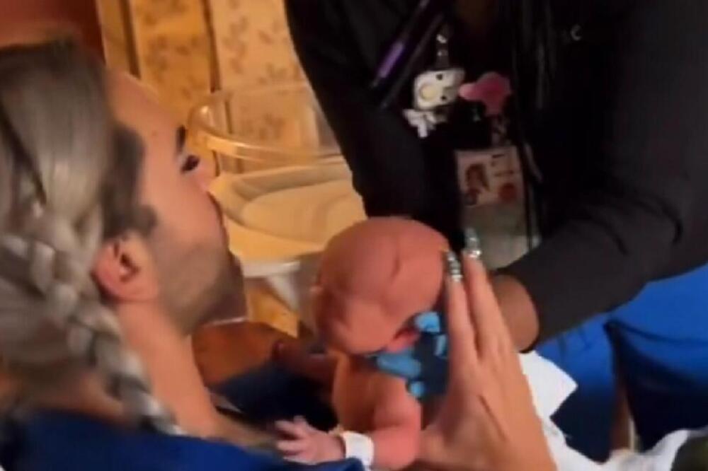 ŽENA RODILA BLIZANCE ROĐENOM BRATU: Video ZAPALIO MREŽE - ljudi u komentarima OSULI PALJBU svi ih pljuju