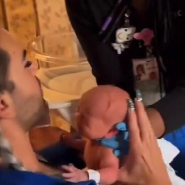 ŽENA RODILA BLIZANCE ROĐENOM BRATU: Video ZAPALIO MREŽE - ljudi u komentarima OSULI PALJBU svi ih pljuju