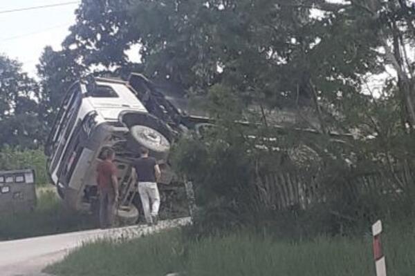 PREVRNUO SE KAMION KOD ČAČKA: Točkovi ostali da vise u vazduhu (FOTO)