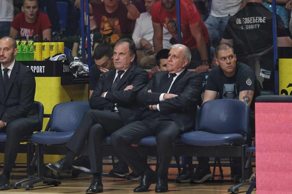 SRAMNO SKANDIRANJE DELIJA ŽELJKU OBRADOVIĆU! Trener Partizana na udaru navijača Crvene zvezde (VIDEO)