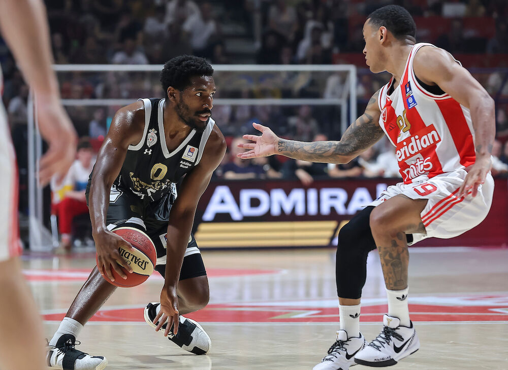 Džejlin Smit (levo) na večitom derbiju