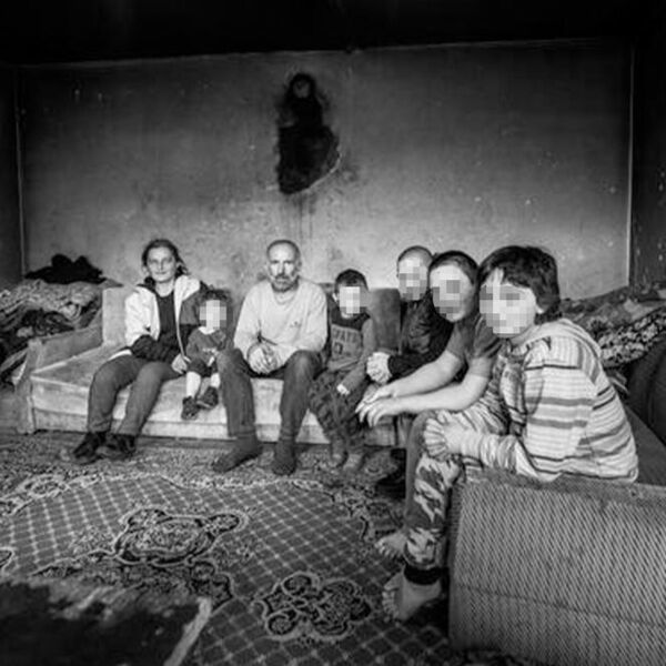 MARINKOVIĆI NEMAJU HLEBA PO 2-3 DANA, DRUGARI IH IZBEGAVAJU I U JEDNOM SOBIČKU ŽIVE, SPAVAJU I JEDU: Pomozimo im!