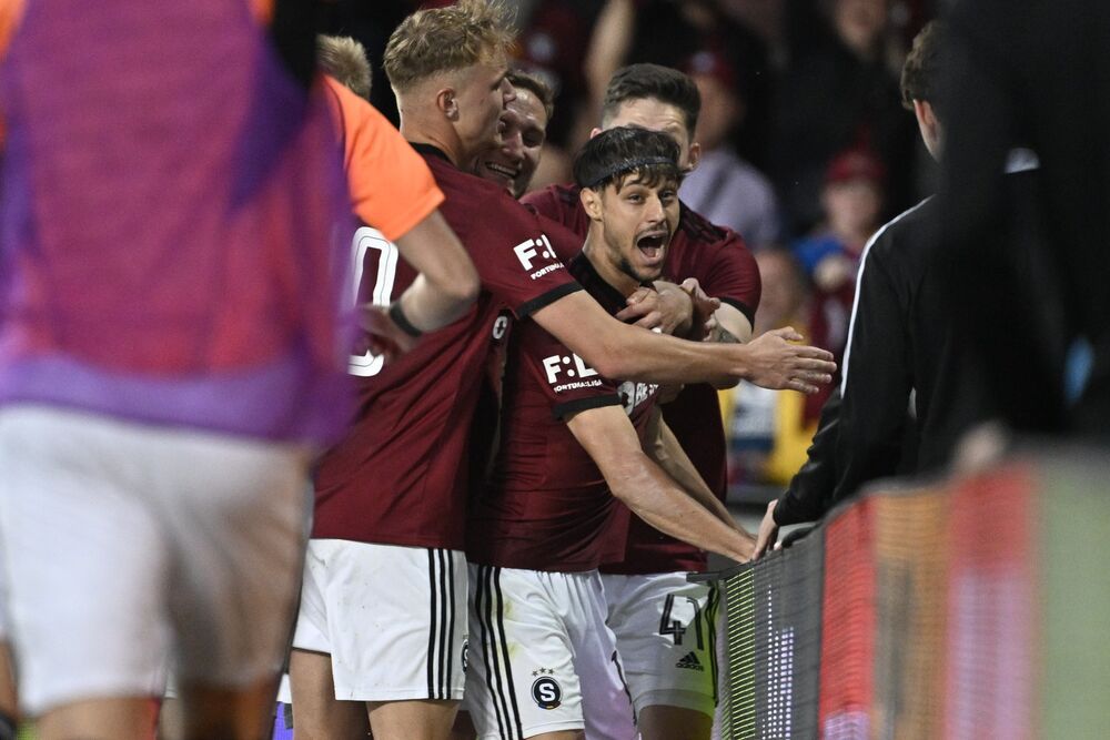 Veljko Birmančević slavi jedan od golova sa saigračima protiv Banika