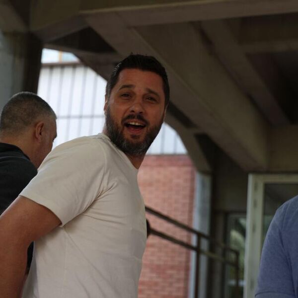 "KOMŠO, VREME JE ZA SNIMAK": Lunin muž ponovo ratuje sa komšijama! Pobesneo kad je video šta mu je TRAŽIO