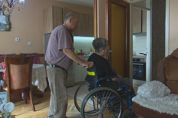 SREĆAN EPILOG PRIČE O MIODRAGU I SVETLANI: Muž nosio na rukama nepokretnu suprugu, a onda je stigla POMOĆ (FOTO)