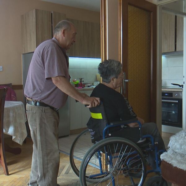 SREĆAN EPILOG PRIČE O MIODRAGU I SVETLANI: Muž nosio na rukama nepokretnu suprugu, a onda je stigla POMOĆ (FOTO)