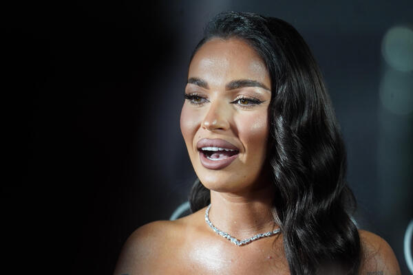 Samo brushalter i veliki lanac oko vrata: Naša pevačica ovakva izašla na binu, ljudima popadale vilice (FOTO)