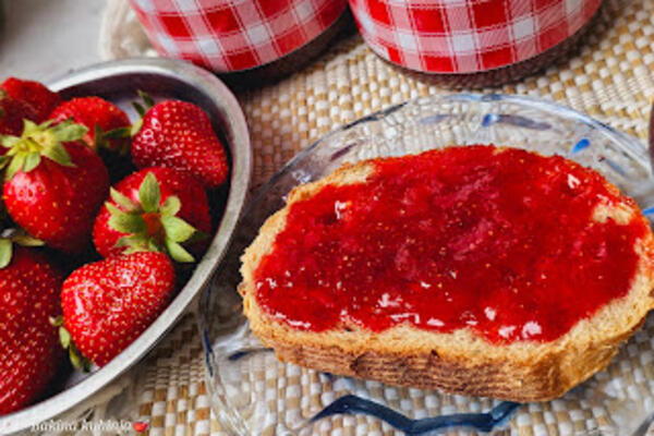 2 SUPER RECEPTA KAKO DA ISKORISTITE JAGODE DA VAM SE NE POKVARE: Napravite DOMAĆI džem i sok i spremite zalihe