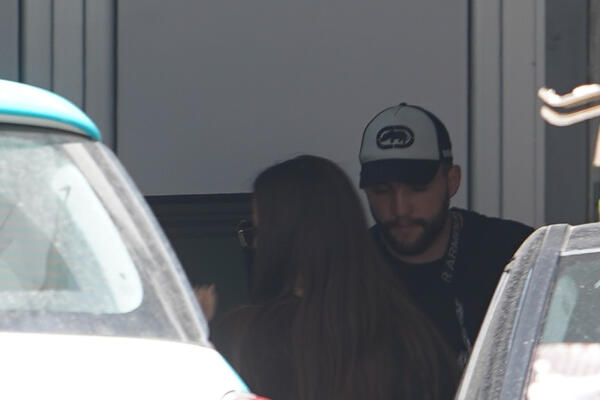 VELJKO RAŽNATOVIĆ IZVEO SUPRUGU BOGDANU I SINA IZ PORODILIŠTA: Evo šta je Bogdana SVE VREME nosila