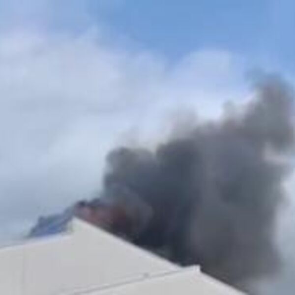 ZAPALILO SE KROV ŠKOLE TOKOM PROSLAVE MALE MATURE: Dim kulja na sve strane (VIDEO)