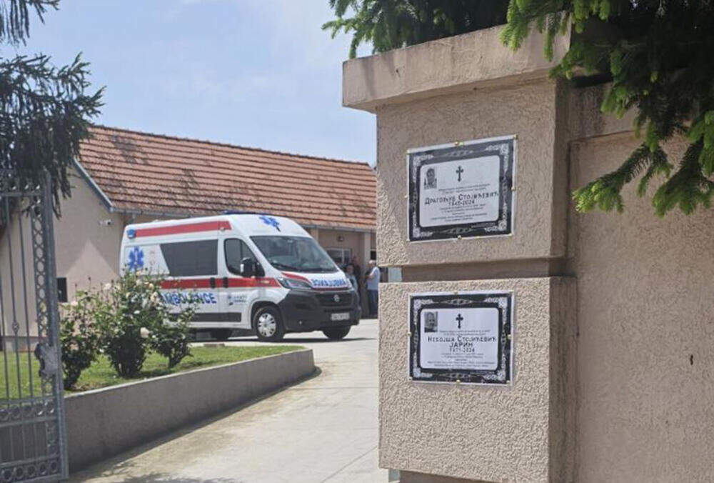 Ispred kuće su kola Hitne pomoći