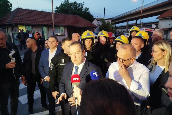 MINISTAR DAČIĆ STIGAO NA MESTO SUDARA VOZOVA: "Vatrogasci evakuisali 9 lica i predali ih Hitnoj pomoći" (FOTO)