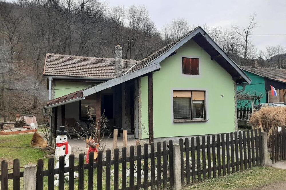 SVETLANA PRODAJE POTPUNO SREĐENU KUĆU ZA 19.000 EVRA! Izgleda KAO IZ BAJKE, a kroz dvorište protiče potok (FOTO)