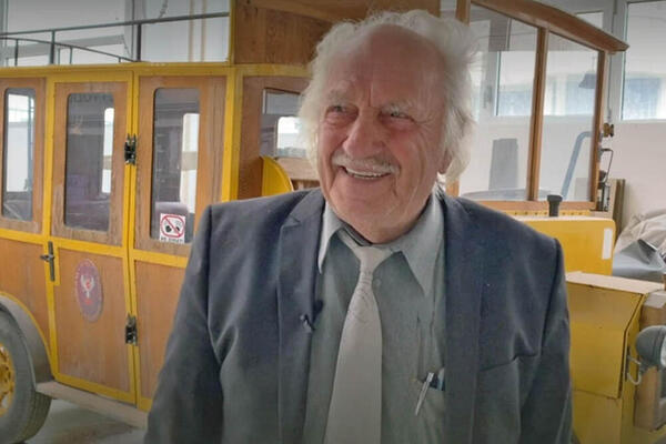 BRANISLAV U PENZIJI POSTAO ZIDAR, PA JOŠ I UPISAO FAKULTET: Ima 90 godina i profesori ga željno iščekuju! (FOTO)