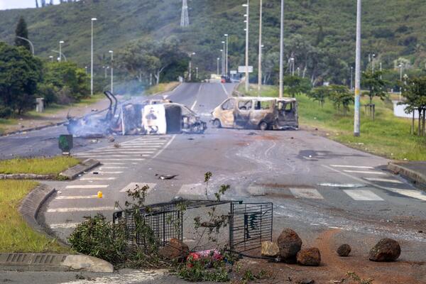 NOVA KALEDONIJA NA KORAK OD RATA: Pale se vozila i zgrade, delovi zemlje VAN KONTROLE (FOTO)