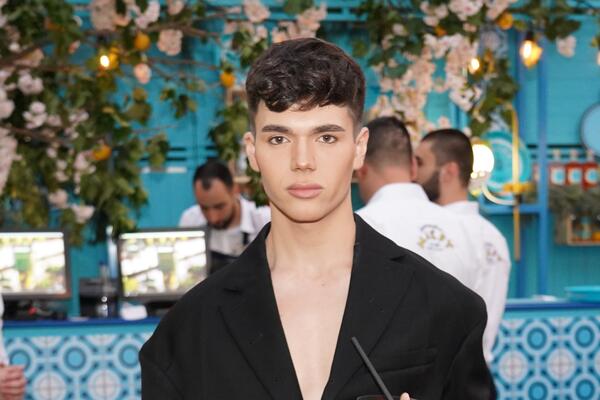 SRBI ĆE POLUDETI KADA VIDE ŠTA MU JE U RUCI? Filip ne odustaje od ŽENSKIH STVARI, na ovo će dame biti LJUBOMORNE