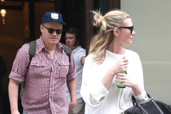 KUKU, MAJKO SVETA, DA LI JE OVO STVARNO ON? Glumica se pojavila sa MUŽEM, a niko živ ga nije PREPOZNAO: Šta mu je?