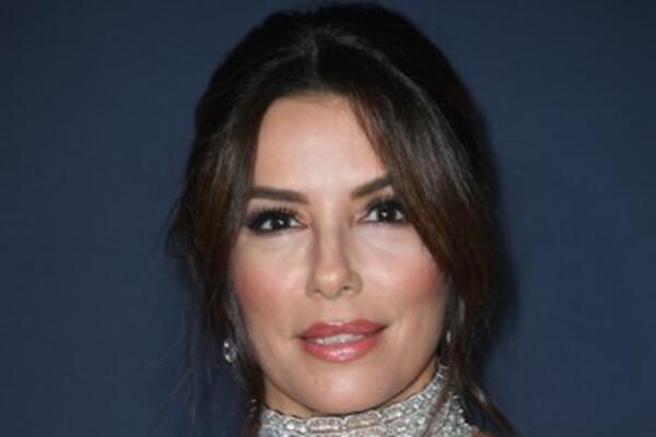 PRELEPA GLUMICA ZAPALILA GRAD! U providnoj suknji pokazala više nego što je planirala – svi gledaju u JEDAN DETALJ