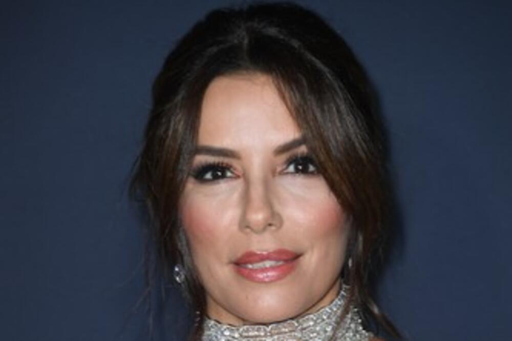 PRELEPA GLUMICA ZAPALILA GRAD! U providnoj suknji pokazala više nego što je planirala – svi gledaju u JEDAN DETALJ