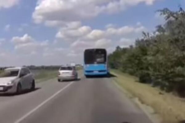 AU, ČOVEČE! NJEŽIĆETE SE KADA POGLEDATE SNIMAK IZ TEMERINA: Preticao autobus, pa ženi razvalio retrovizor! (VIDEO)