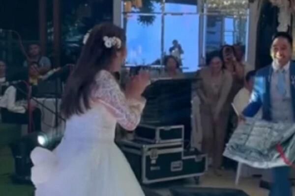 MLADOŽENJA JE IZVADIO SVEŽANJ IZ KOFERA PA POSTAO HIT NA MREŽAMA: Svi ZABEZEKNULI KAD SU VIDELI šta je u tome