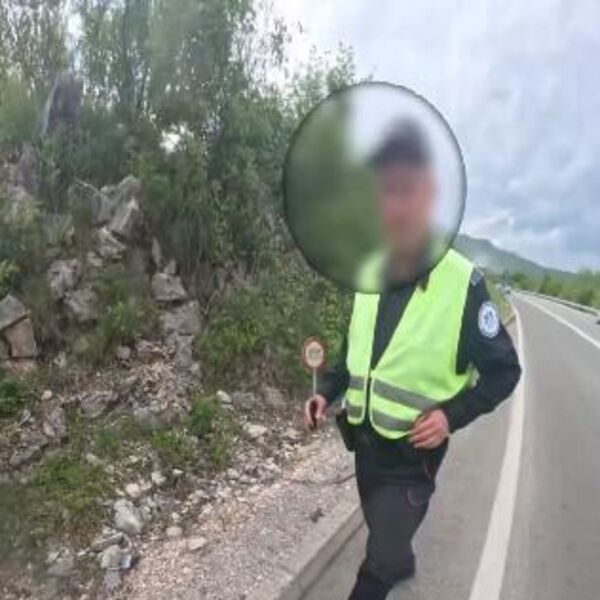 POGLEDAJTE KAKO CRNOGORSKI POLICAJAC PRIČA ENGLESKI: Ceo region mu PLAČE od smeha (VIDEO)