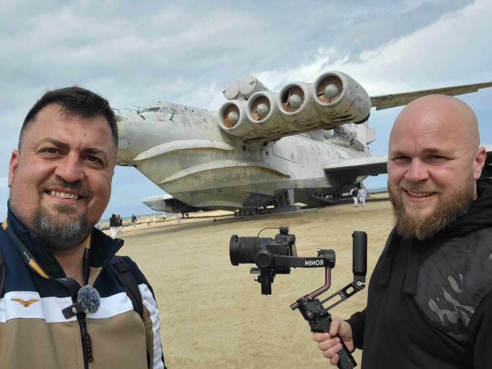 Boško Kozarski ispred ekranoplana