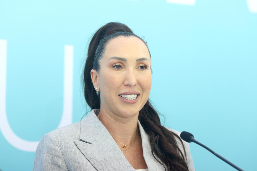OVAJ UGLEDNI LEKAR JE MUŽ JELENE JANKOVIĆ: Nikad se nisu zajedno pojavili, KRIJE GA OD SVETA, ali sve je isplivalo