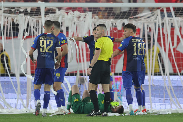 SKANDAL U LOZNICI: Delije pogodile golmana Vojvodine!