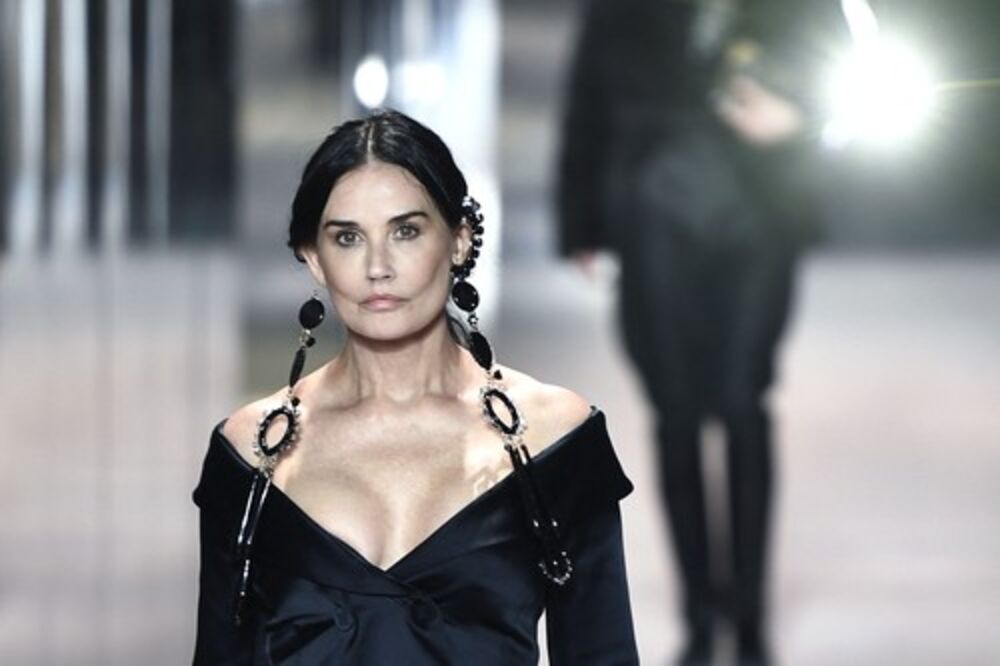 Pojavljivanje Demi Mur 2021. godine na Pariskoj nedelji mode