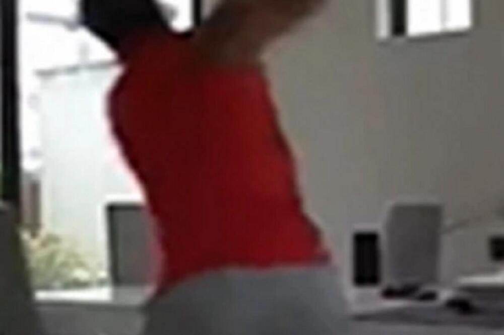 KAD JE DOŠAO KUĆI POBESNEO JE ZBOG POTEZA SVOJE DEVOJKE: Igrica je bila UZROK SVEGA, a on je krenuo da...