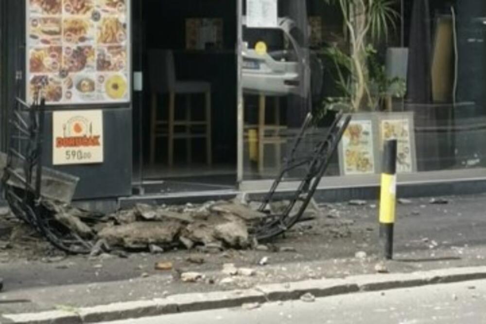 SRUŠILA SE TERASA NASRED ULICE U CENTRU BEOGRADA! Građani pokušavaju da sklone šut (FOTO)