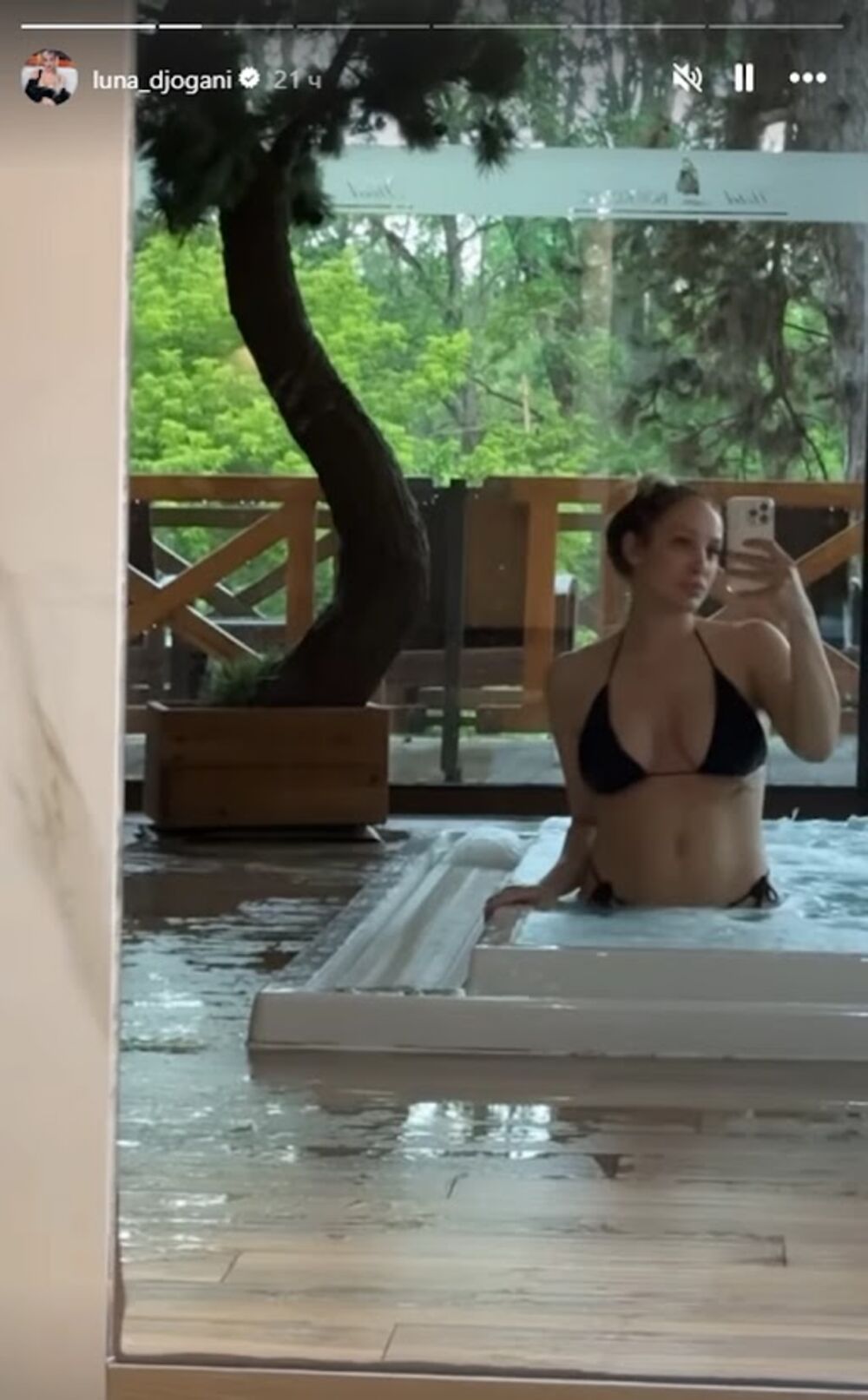 Luna Đogani u bikiniju