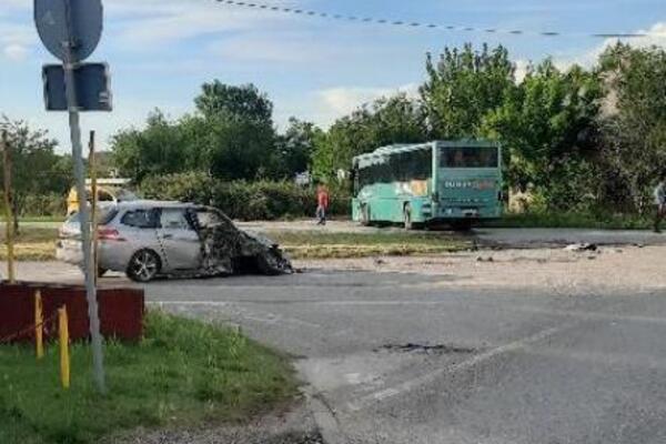 TEŠKA SAOBRAĆAJNA NESREĆA U VRBASU: Auto u potpunosti uništen (FOTO)