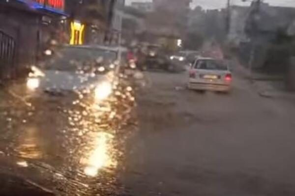 STRAŠNO NEVREME U KALUĐERICI: Sve pod vodom, ulice neprohodne, automobili PLIVAJU (VIDEO)