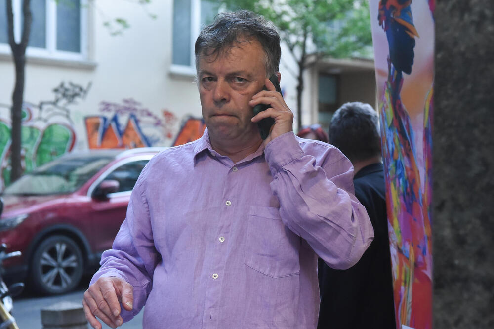 "ZNAMO SE PREKO 35 GODINA" Oglasio se Nele Karajlić nakon vesti da mu je PREMINUO VELIKI PRIJATELJ, veoma emotivno