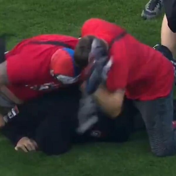 PREBIJEN NAVIJAČ SA SRPSKOM ZASTAVOM! Dvojica legla na njega i pesničila ga po glavi (VIDEO)