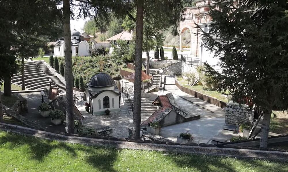 Dvorište manastira Đunis