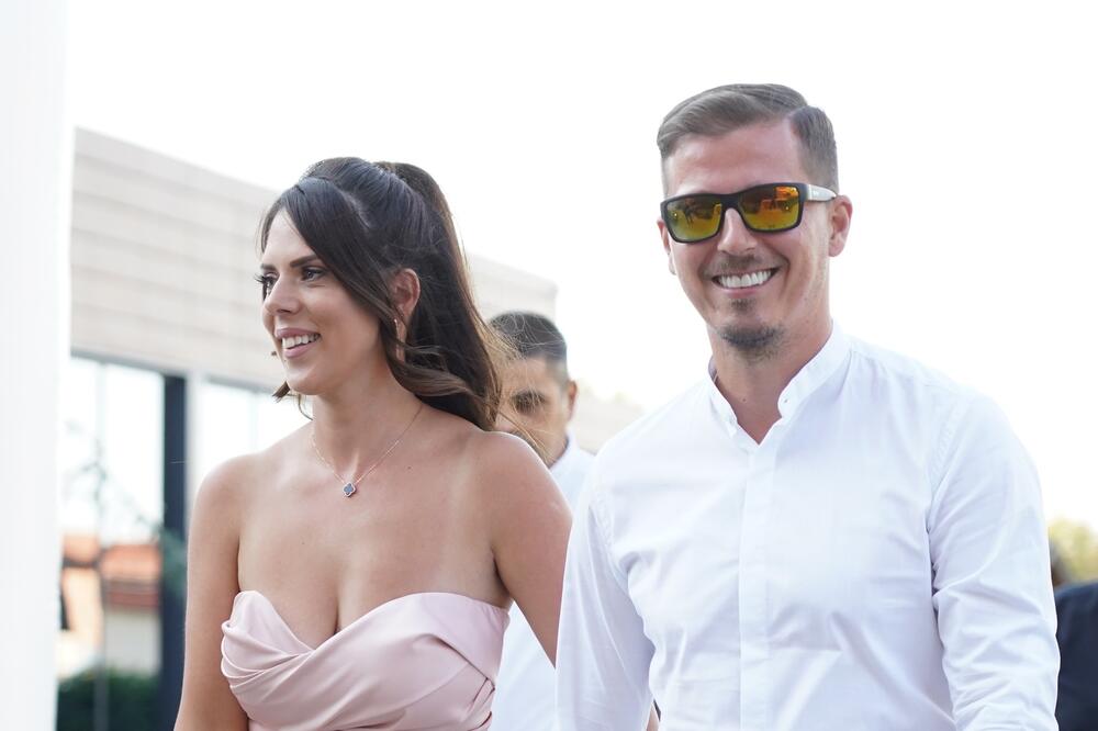 DINČINA SUPRUGA IZAŠLA IZ PORODILIŠTA NAKON 2 MESECA: Bilo je KOMPLIKACIJA, a sada želi SAMO JEDNO