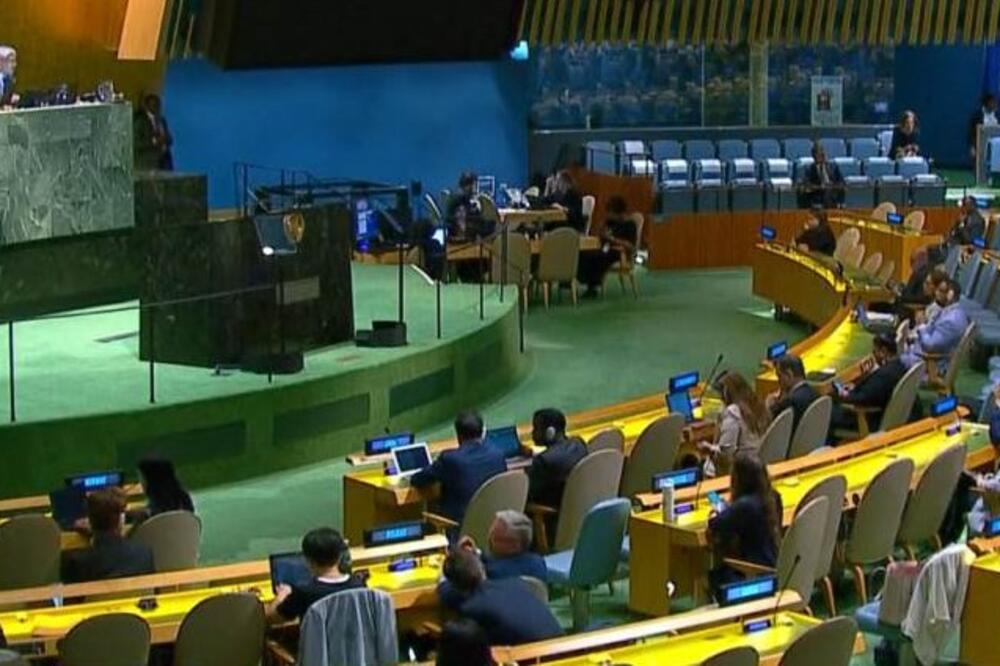 OBEZBEĐENJE UN POKUŠALO DA OTME ZASTAVU SRBIJE SRPSKIM ŽRTVAMA IZ BIH