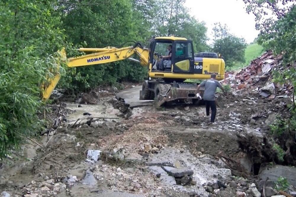 OVO JE STANJE U NOVOM PAZARU NAKON NEVREMENA: Radi se bez predaha, najviše je uništenih puteva (FOTO)