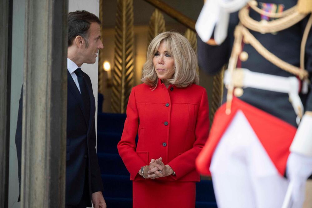 KAO DA JE JUČE PROSLAVILA MATURU, A IMA ČAK OVOLIKO GODINA: Minić joj stoji maksimalno, ovo je tajna Brižit Makron