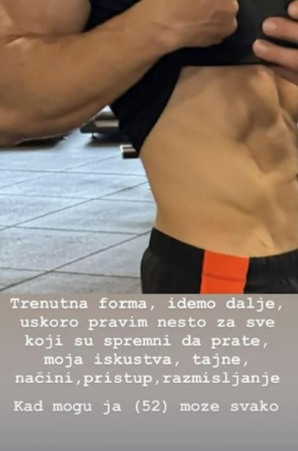 Milan Kalinić pokazao trbušnjake