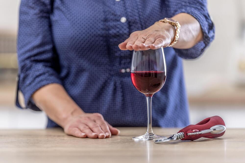 Vino se prosulo po stolnjaku ili odeći? Trik je u ovome, evo kako će fleka zasigurno nestati