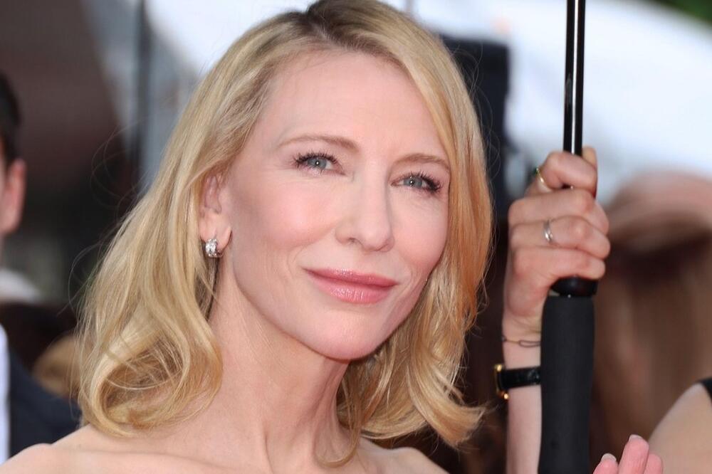 ŽENO, DA LI SI REALNA? Pliva u parama, a smatra sebe SREDNJOM KLASOM: Ljudi ŠOKIRANI izjavom, šta joj bi?